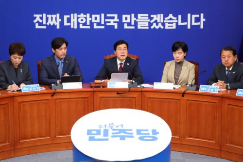 [속보] 민주당 "이재명 대통령 재판, 헌법 따라 정지돼야"