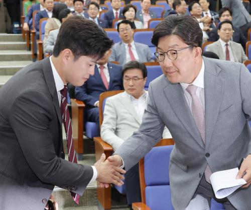 권성동 등 지도부 줄사퇴에…김용태 "의견 듣고 거취 결정"