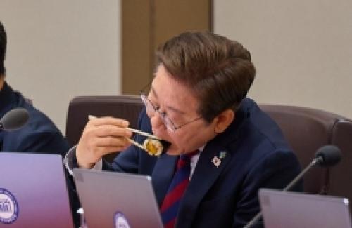[화보] 이재명 대통령, 국무회의서 '김밥 오찬'…이주호 등 내각 각료들도 '김밥 먹방'