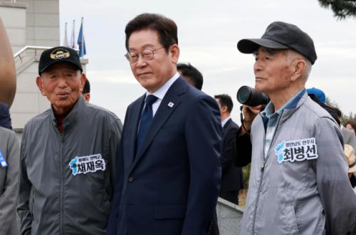 李대통령, 실향민 만나 "이산가족 소통 개선돼야… 北에 인도적 차원 고려 요청할 것"