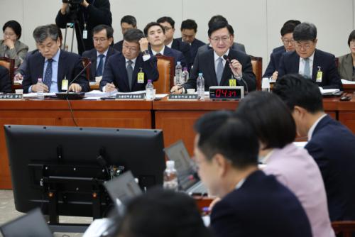 "조민 서울대 입학 취소해라" vs "나경원 아들 특혜는?"…국감서 여야 공방