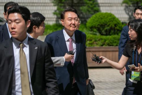 尹, '내란 혐의' 재판 출석…질문엔 '묵묵부답'