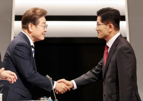 이재명 "가짜뉴스 유튜버, 징벌적 배상 검토"에…김문수 "정작 가짜는 본인" 비판