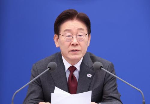 李대통령 "가짜뉴스·헛소문 선동하는 사람들 있다…정보 투명히 공개"