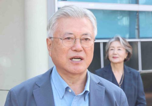 문재인 前 대통령, '기록적 폭우' 거제에 1천만원 기부