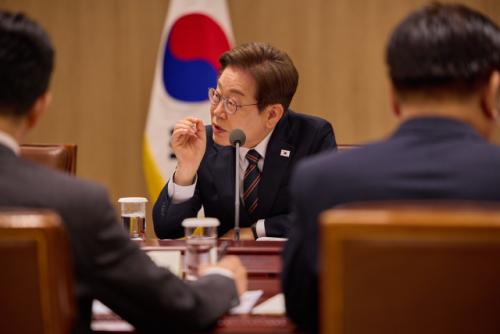 李대통령, 20조원대 2차 추경에 "속도감 있게 편성해라"