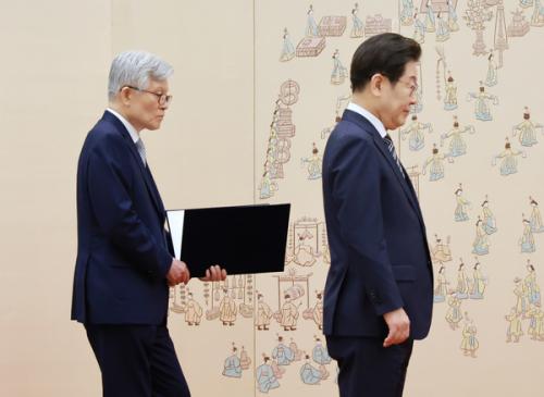 최동석 “문재인 멍청이·박원순 피해자”…여권서도 불만 쏟아져