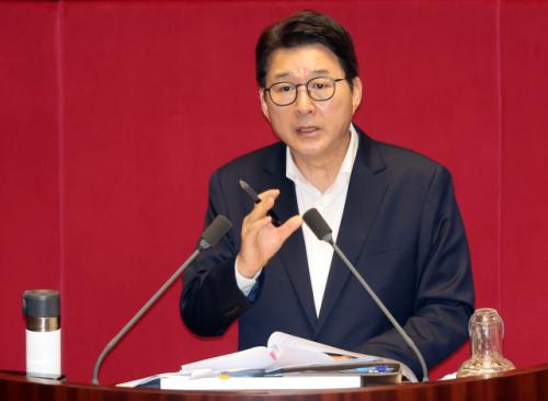 "땡전 뉴스 듣고 싶나"…野 신동욱, 7시간 반 '필리버스터'