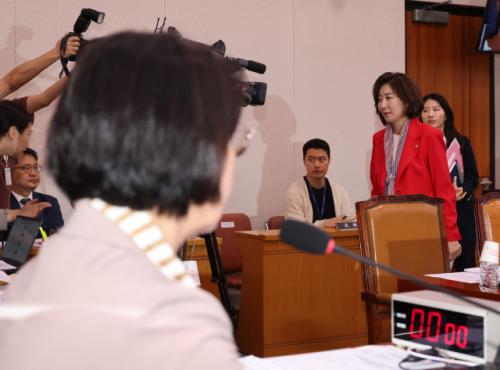 檢개혁 공청회서 또 여야 설전, 나경원 "의회독재"·추미애 "5선씩이나 돼서"