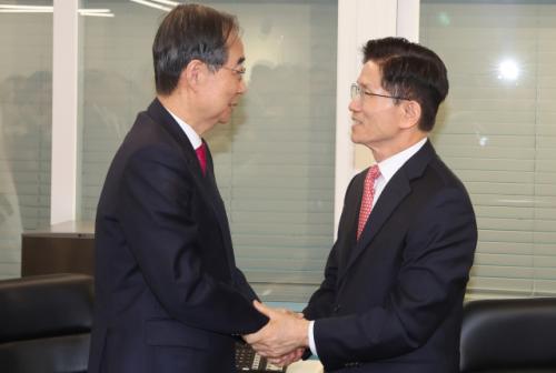 한덕수 "김문수 응원하고 지지하는 마음으로 사전투표"