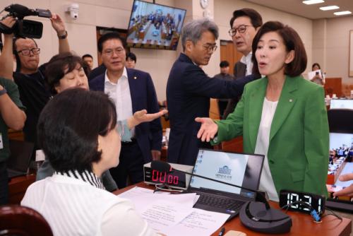 "초선은 가만있어!" 나경원에…5선 박지원 "나빠루!" 격앙된 법사위