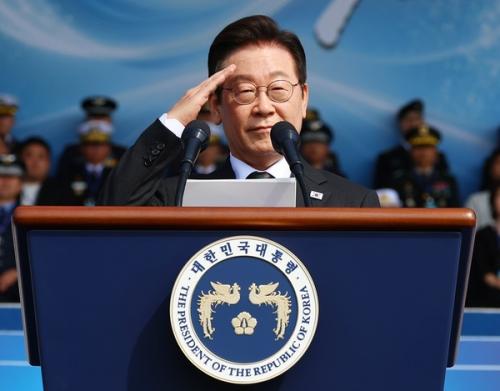 李 지지율, 두 달 새 10%p ‘급락’…曺 사퇴 압박 여론도 ‘역풍’