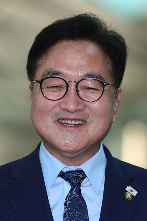 中전승절 가는 우원식 "김정은 만나면 한반도 평화 논의하겠다"