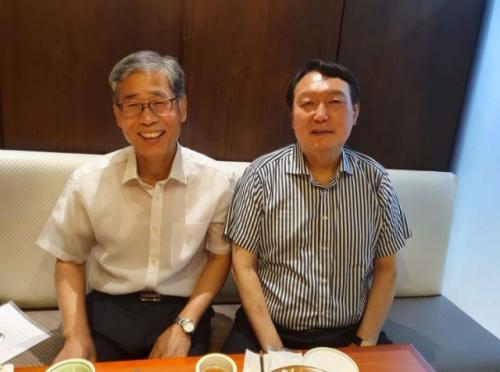 尹 접견한 신평 "1.7평 독방, 생지옥…정치보복에 美 개입해달라"