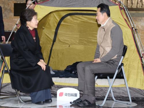 박근혜, '단식' 장동혁 만나 "목숨 건 투쟁, 국민들 알아주실 것"