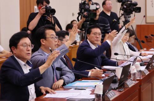 법사위, 尹 접견기록 요구…"전직 대통령이 옷도 안 입고 조사 거부하나"