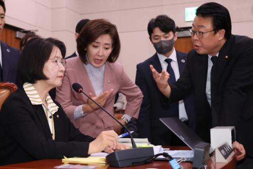 나경원 "추미애 명백한 직권남용…당 차원 고발 검토"