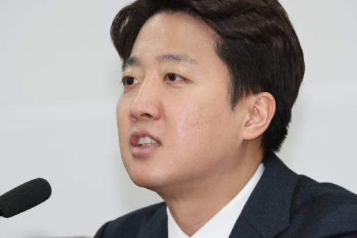 이준석 "한동훈, 장동혁 위로 가느냐 마느냐 결정해야…이런 것 못하면 정치 어떻게 하나"