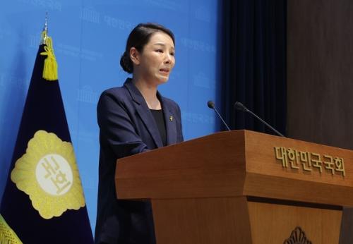 '성추행 파문'에 눈물로 탈당한 당 대변인…조국은 침묵