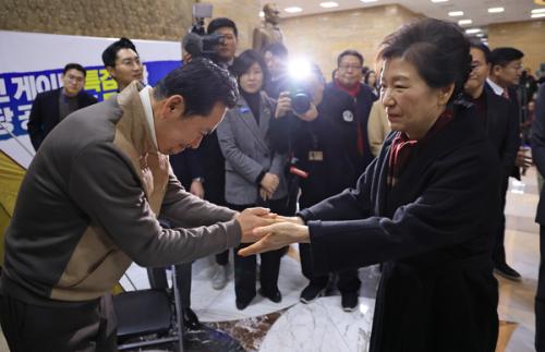 단식현장 찾은 朴 “단식 중단해 주시라”…張 “그렇게 하겠다”