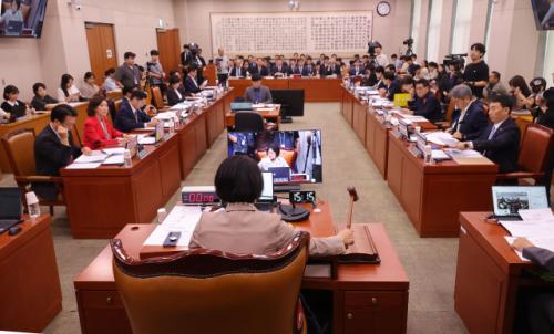 '내란 재판 1심 의무 중계' 담긴 '더 센 특검법'…법사위 문턱 넘어
