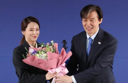 조국, 강미정 폭로에 첫 입장 "수감 당시 할 수 있는 역할 없었다…공식 일정 마치는대로 만나서 위로 약속했는데, 서둘렀어야 '후회'"