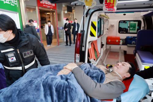 "8일간 20m코앞서 여당 아무도 안와"…장동혁 단식 중단에 터져나온 野분노