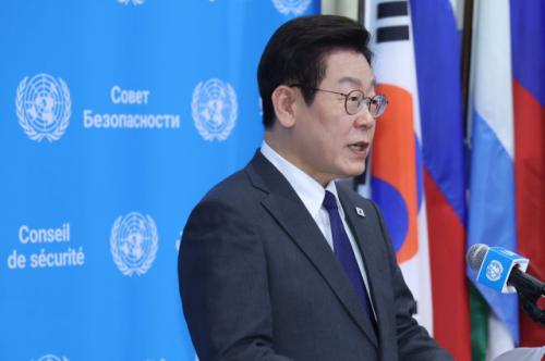 통역 중 퇴장한 李…이준석 "직언할 인사없고 심기만 살펴"