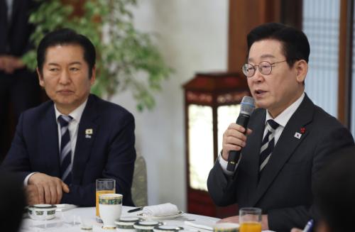 靑 "합당? 사전논의 없다"더니…정청래 "어떻게 혼자 결정하나" 협의 시사