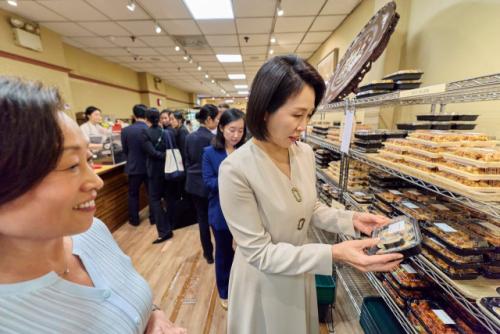 김혜경 여사, 뉴욕 코리아타운 방문…"김밥 인기 많은 듯"