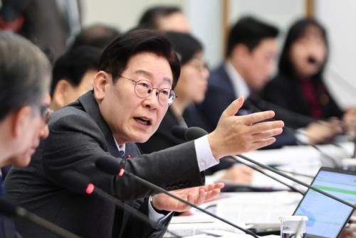 李대통령 "북한 노동신문 국비 배포?…누가 이런 가짜뉴스를"