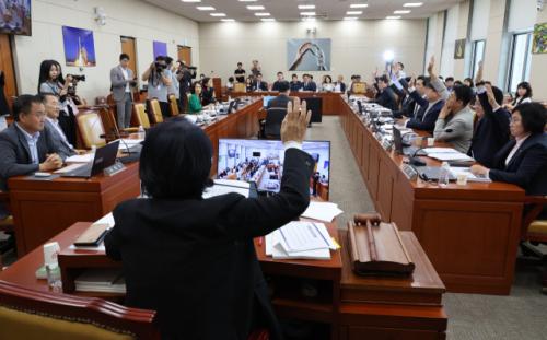 與, 과방위서 방송 3법 단독 처리…李 "국민 지지 얻는 방송법 필요"