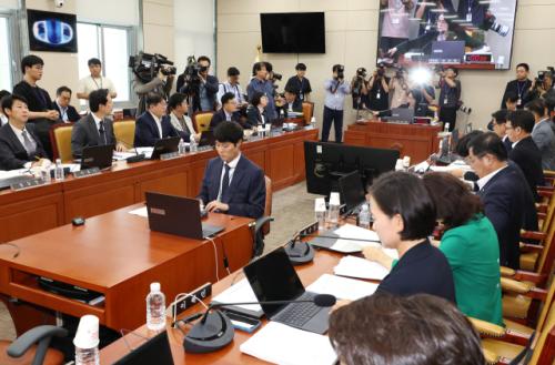 국회 과방위, '방송 3법' 민주당 주도 의결… 野 퇴장