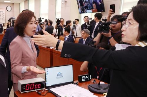 추·나 대전 또 발발…秋 "윤석열 오빠" 막말 논란