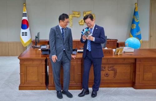 李 대통령, 대선 수행실장 신간 '이재명 수행일기' 홍보 나서