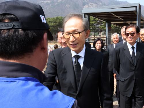 이명박, 13년 만에 심경 토로 "보수는 패배가 아니라 '참패'"