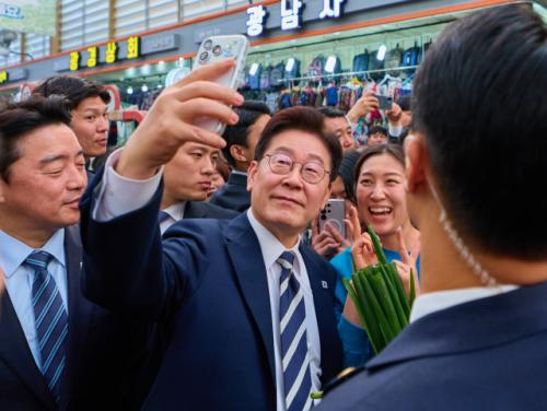 "대통령 셀카도 공유" 청와대, '李 취임 300일' 에 정식 홈페이지 오픈