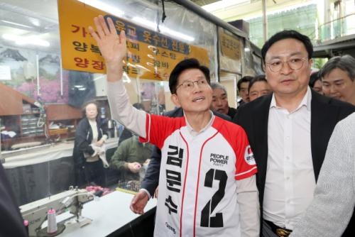 김문수 "계엄 사과, 논의해 보겠다"…尹 출당은 즉답 피해