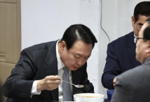 "커피 더 달라, 부식 부실하다"…尹 구치소 요구 논란