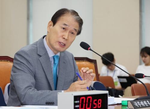 겹치기 급여’ 의혹에 권오을 "커피도 마시고 상담도 했다"