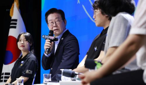 李대통령 "여자가 여자 미워하는건 이해하는데" 좌중 웃음 터진 순간