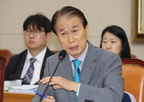 권오을 "사회주의자도 북한 정권 직접 참여 아니면 수훈해야"