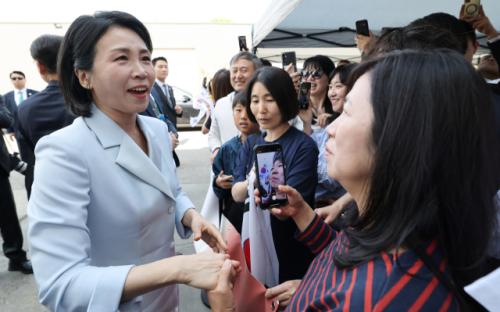 김혜경, 캐나다 교민에 '폴더 인사'…"조국 걱정에 힘드셨죠"