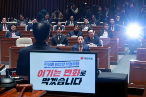 국힘 의총 "정치적 풀어야"…"張 갈등 해결하고, 韓 사과해야"