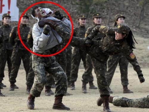 女군 '발차기'에 男군 "으악" 김정은 흡족…딸 주애 의식했나