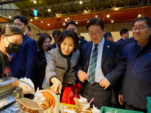 李 대통령 "여보, 얼갈이 김치 사요"…김혜경 여사와 제주 동문시장 찾아