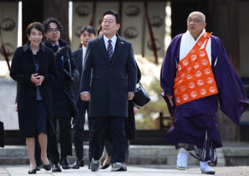 정장에 '명품 운동화' 신은 李…알고보니 "수행비서 것 빌려신어"