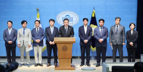 與 김병기 원내대표단 출범, 강성 친명 주도권…대야 강공 예고