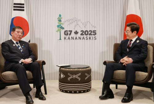 李 “日, 떼려야 뗄 수 없는 이웃”…과거사 보단 실용외교