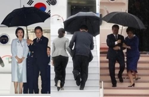 [시사뒷담] 김혜경 여사에 우산 기울인 이재명 대통령…尹과 文은?